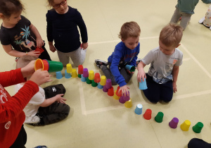 Dzieci próbują stworzyć wspólną wieże